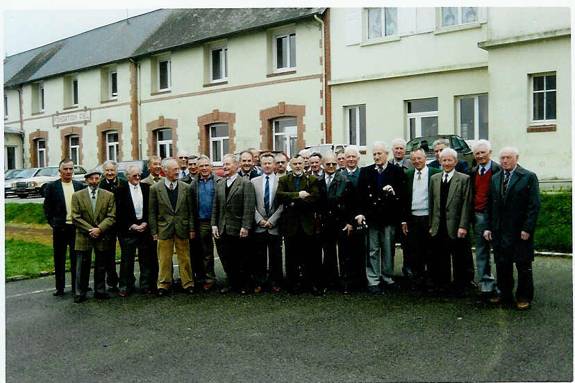 2000 Les anciens éléves en A.G.jpg